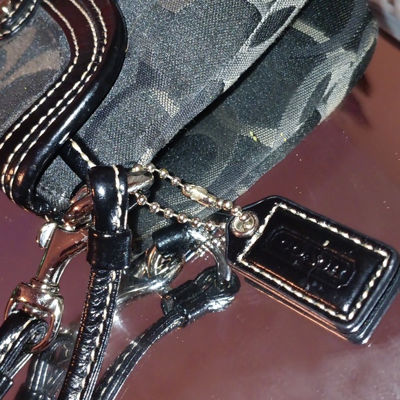 Coach signature c turnlock wristlet - Picture 3 of 3